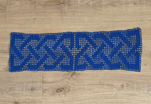 Blaues besticktes